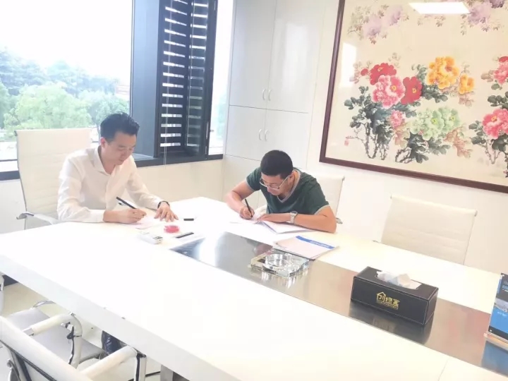 熱烈祝賀劉總簽約創(chuàng)綠家麗水市區(qū)級代理！