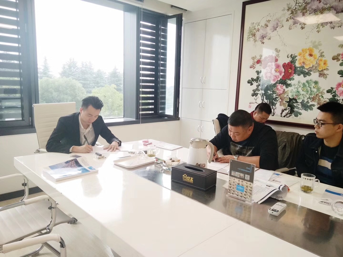 熱烈祝賀何總父子簽約創(chuàng)綠家江西省市級(jí)代理！