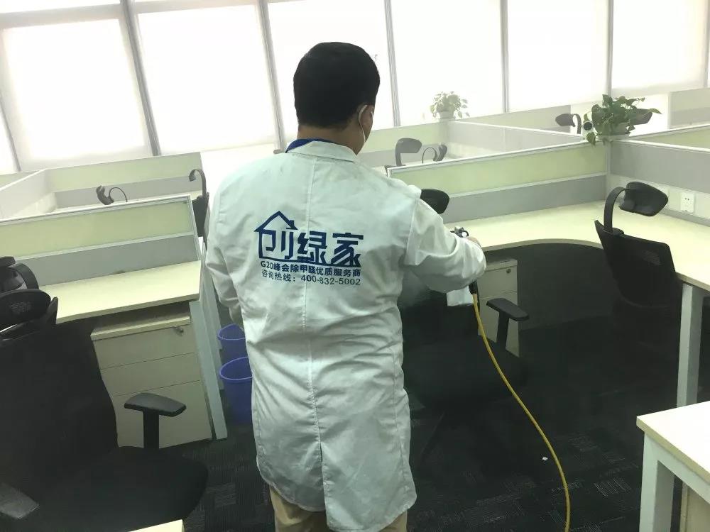 完美日記是一個(gè)國(guó)產(chǎn)大眾美妝品牌，價(jià)格良心堪稱(chēng)國(guó)貨之光，也深受年輕人喜愛(ài)。